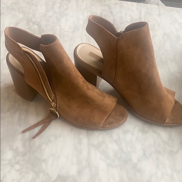 BRAND new! Suede heels - Picture 3 of 7